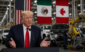 Donald Trump en planta automotriz con banderas de México, EE.UU. y Canadá. Discurso sobre el T-MEC y la industria del automóvil.